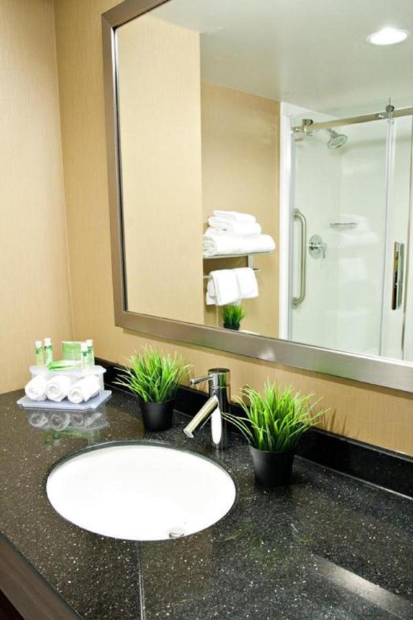 Holiday Inn Express Pembroke By Ihg Dış mekan fotoğraf